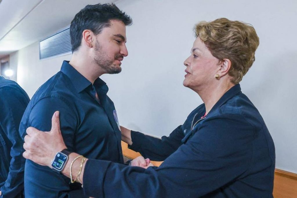 Foto colorida de Felipe Neto com a ex-presidente Dilma Rousseff (esquerda e direita, respectivamente) - Metrópoles