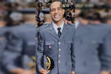 Homem com farda cinza sorrindo