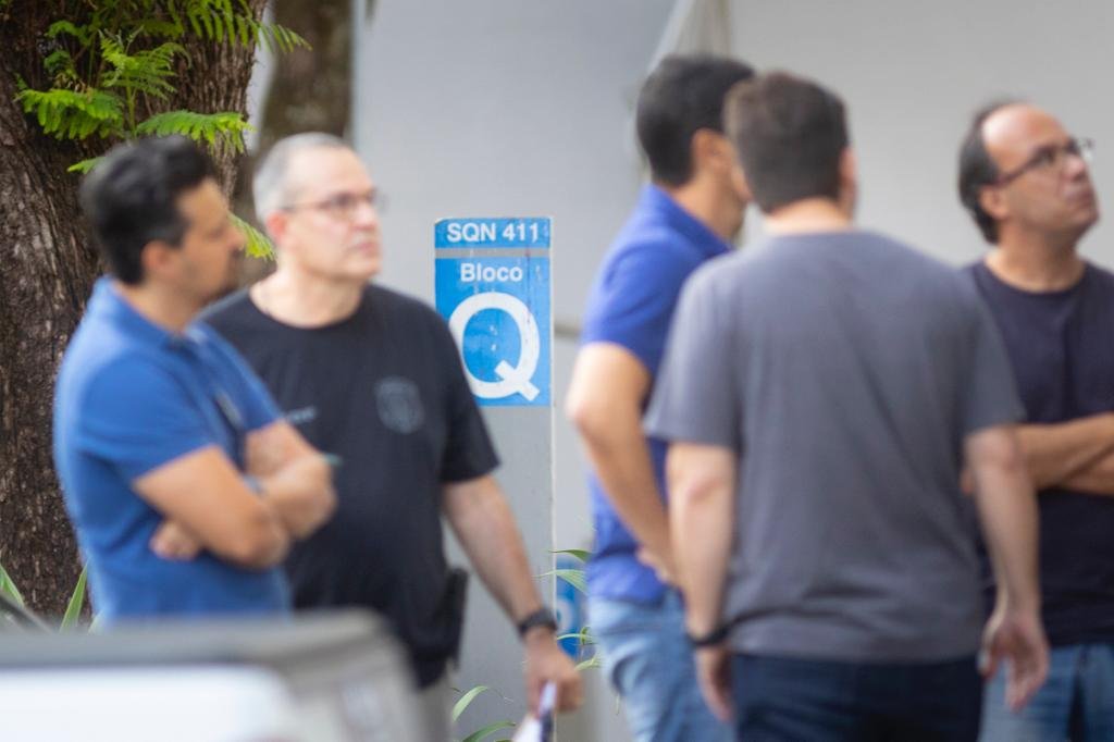 movimentação de policiais no local onde morava o PF