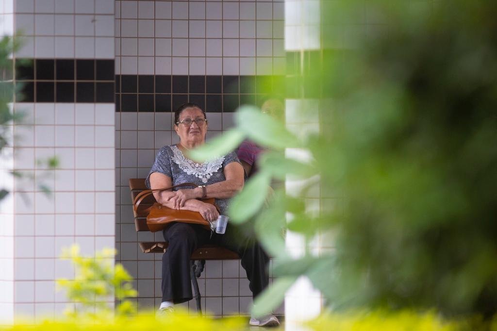 Parente da vítima espera que policiais façam a perícia