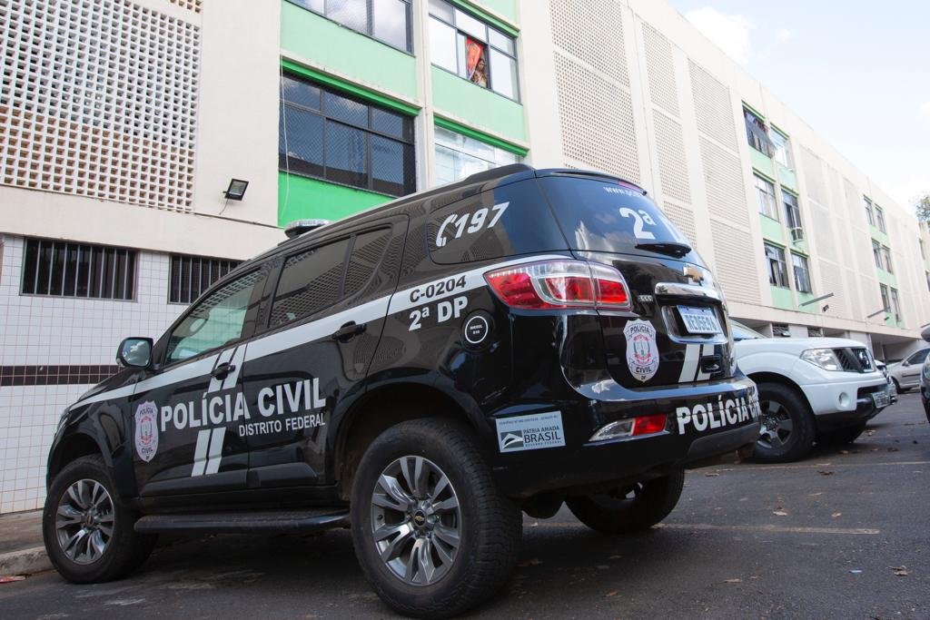 carro da policia civil é visto no prédio da 411 norte