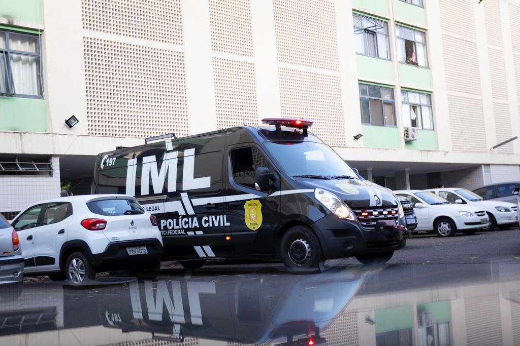 IML chega na residência do policial federal encontrado morto