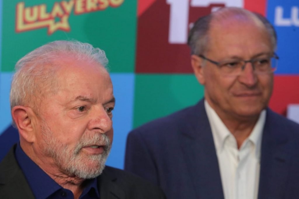 O técnico de futebol Vanderlei Luxemburgo posa com um cartaz de papelão de Lula