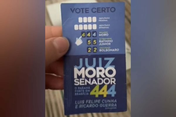 panfleto de Sergio Moro pede voto em Jair Bolsonaro