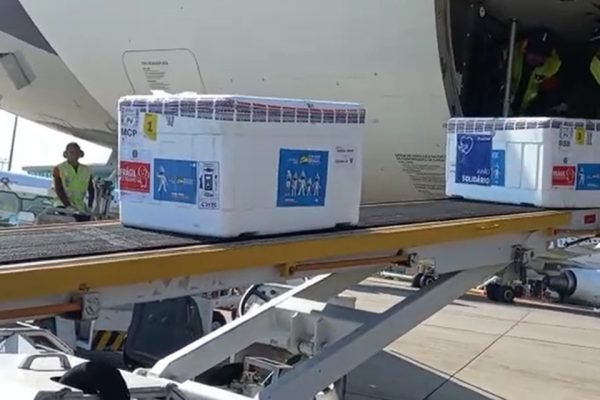 Caixas de isopor descendo de avião
