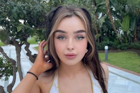 Modelo é criticada após enviar nudes a desconhecidos em aeroporto