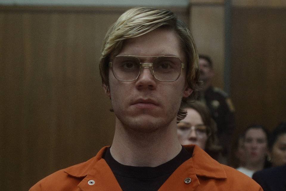 Foto colorida de Evan Peters como Jeffrey Dahmer em série da Netflix - Metrópoles