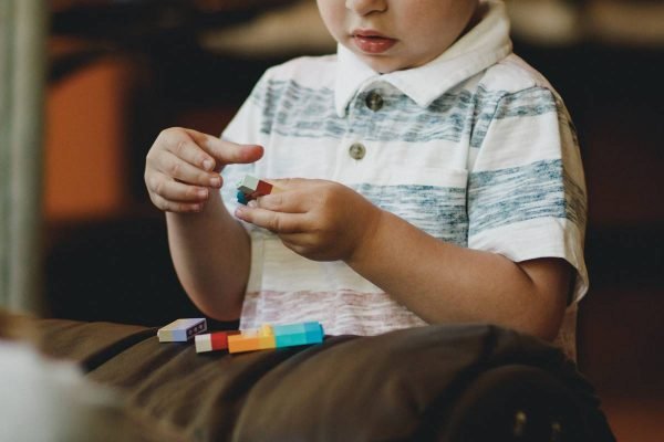 Foto colorida de criança com autismo