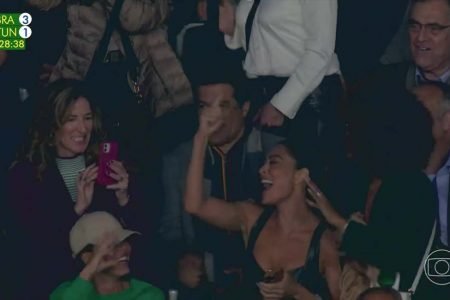 Juliana Paes e Sheron Menezzes (à direita, de costas) comemoram gol de Neymar em amistoso do Brasil contra a Tunísia