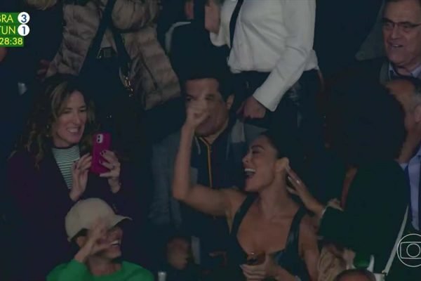 Juliana Paes e Sheron Menezzes (à direita, de costas) comemoram gol de Neymar em amistoso do Brasil contra a Tunísia