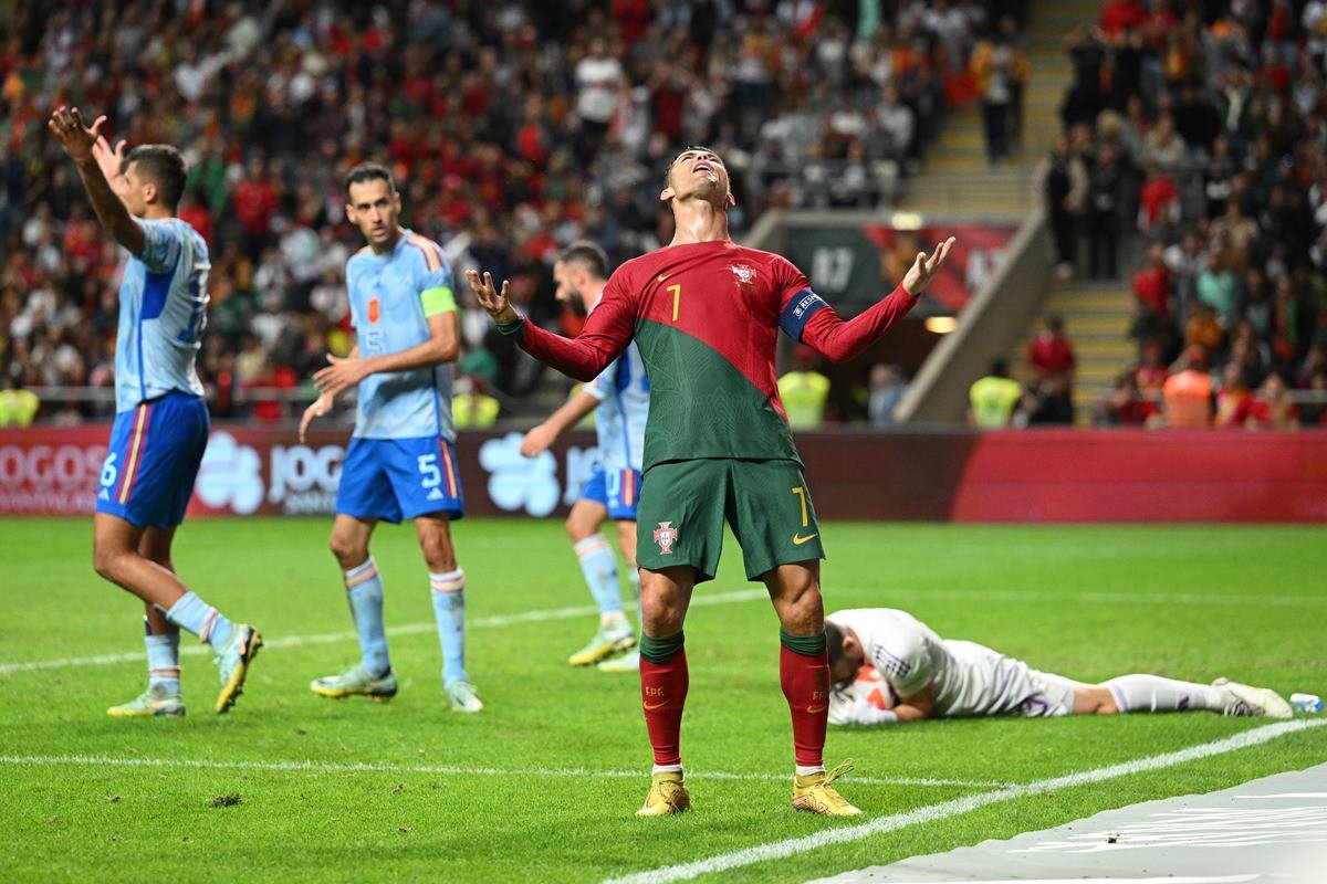 Espanha marca no fim, vence Portugal e avança à semifinal da Liga