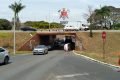 Van escolar tomba e motorista morre prensado contra barranco em SC