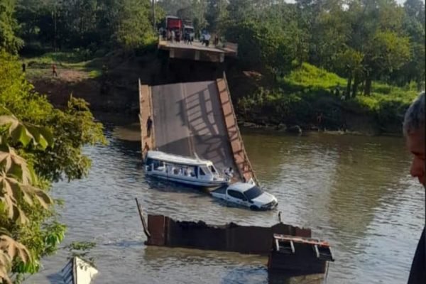 Ponte desaba no Amazonas