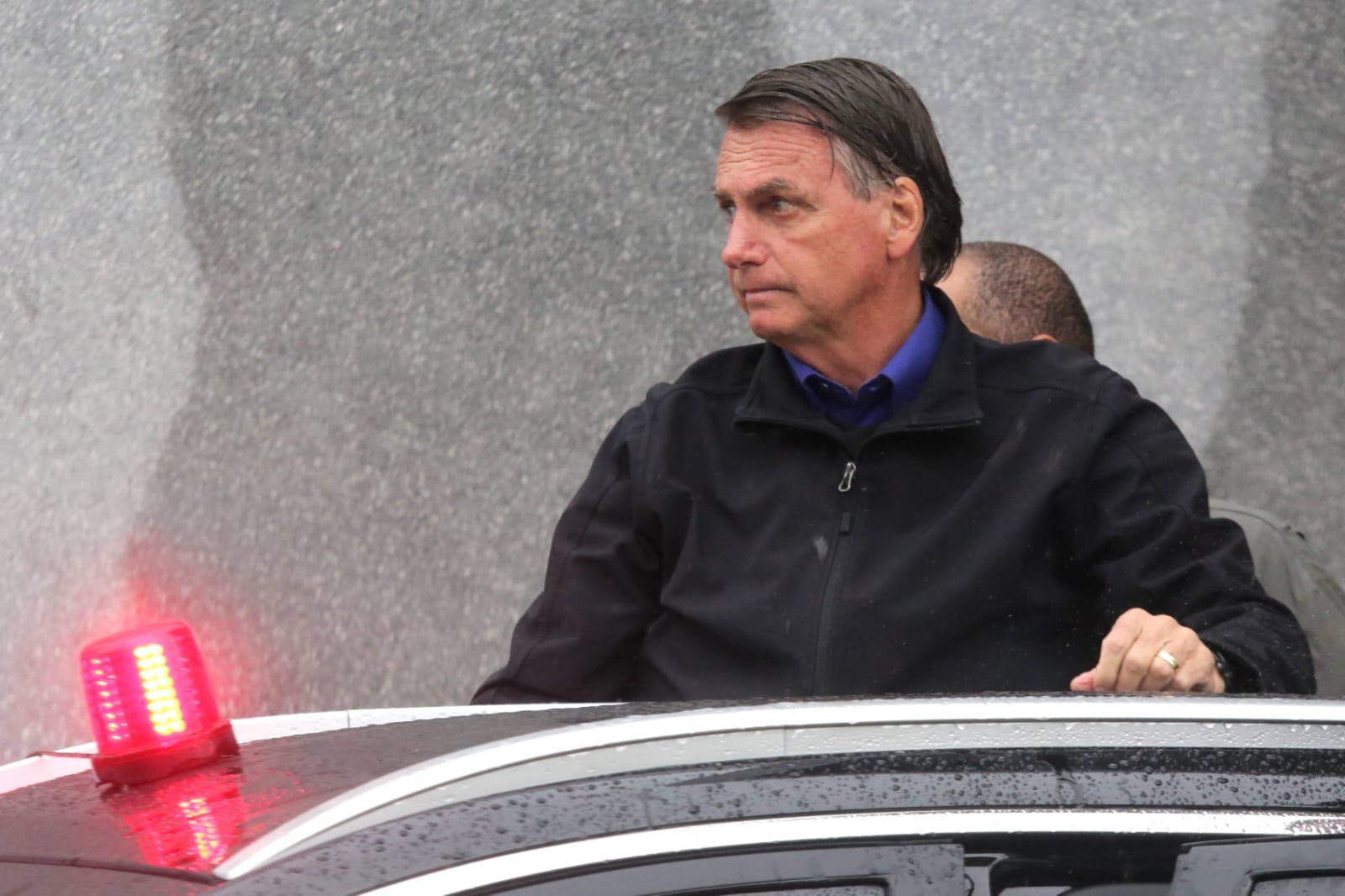 candidato à reeleição, Jair Bolsonaro, do lado de fora do veículo