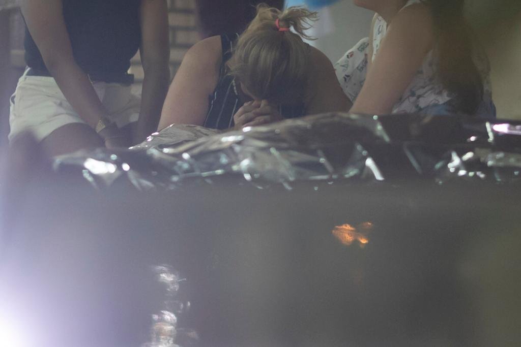 Amanda, mãe de Anderson Soares da Silva, uma das vítimas chora ao lado do corpo do filho