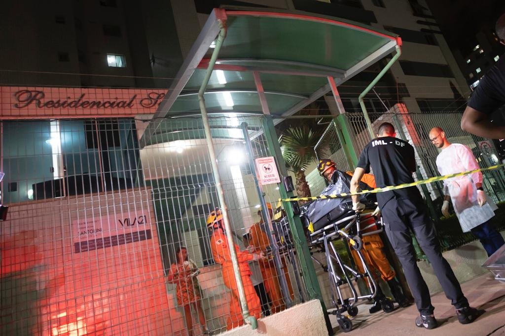 Bombeiro e IML transporta o corpo da vítima