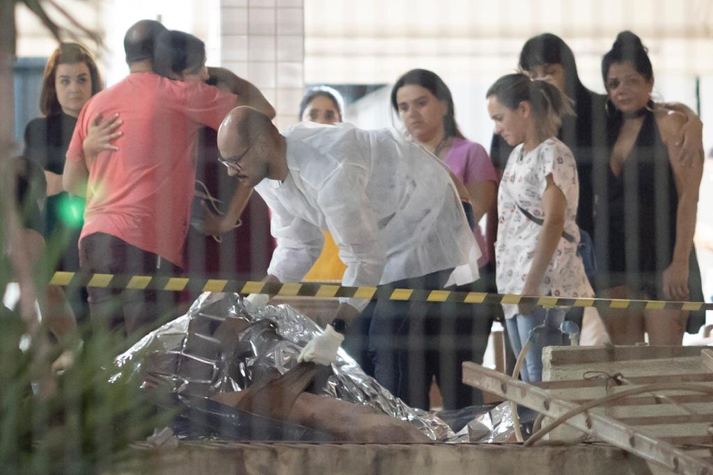 IML recolhe o corpo da vítima