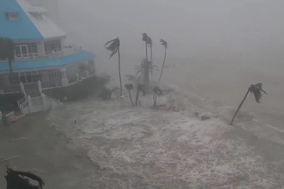 Após apagão, temporais e estragos na Flórida, furacão Ian perde força
