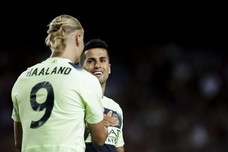Haaland e Cancelo em jogo contra o Barcelona - Metrópoles