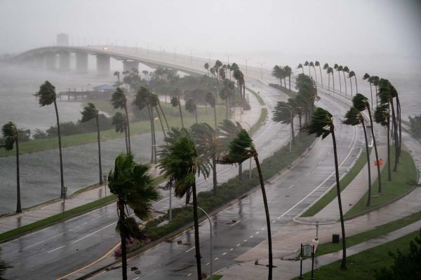 Rajadas de vento sopram pela Baía de Sarasota enquanto o furacão Ian se agita ao sul