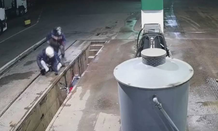 Dupla de ladrões cai em vala durante fuga de assalto em SP