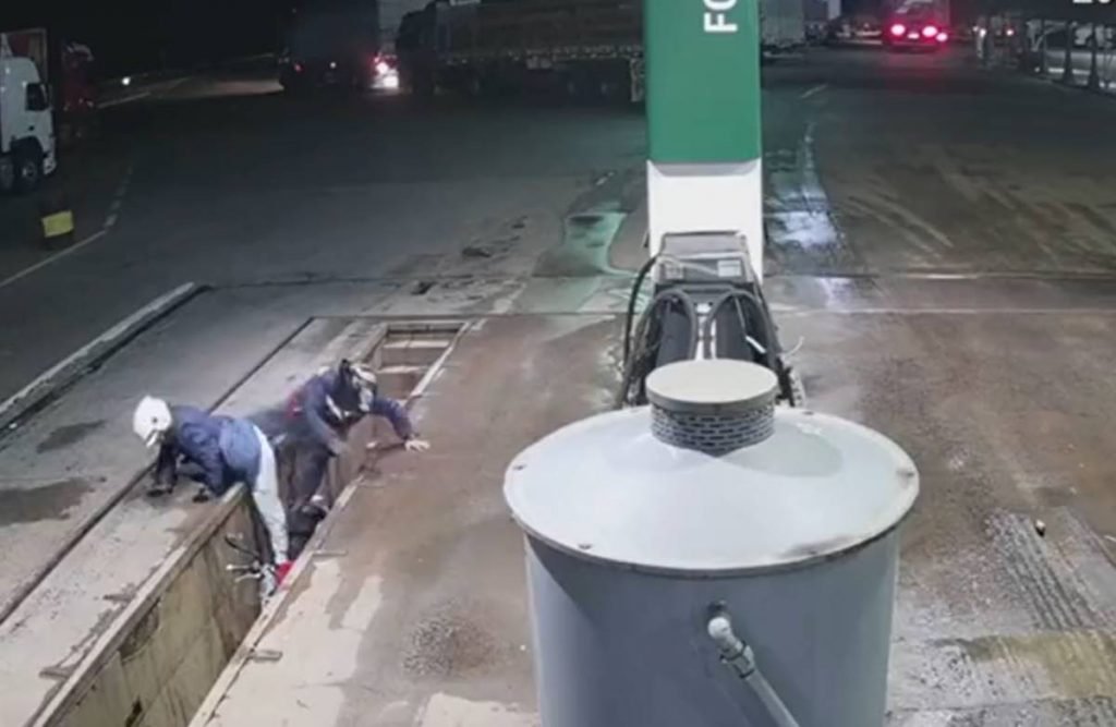 Dupla de ladrões cai em vala durante fuga de assalto em SP