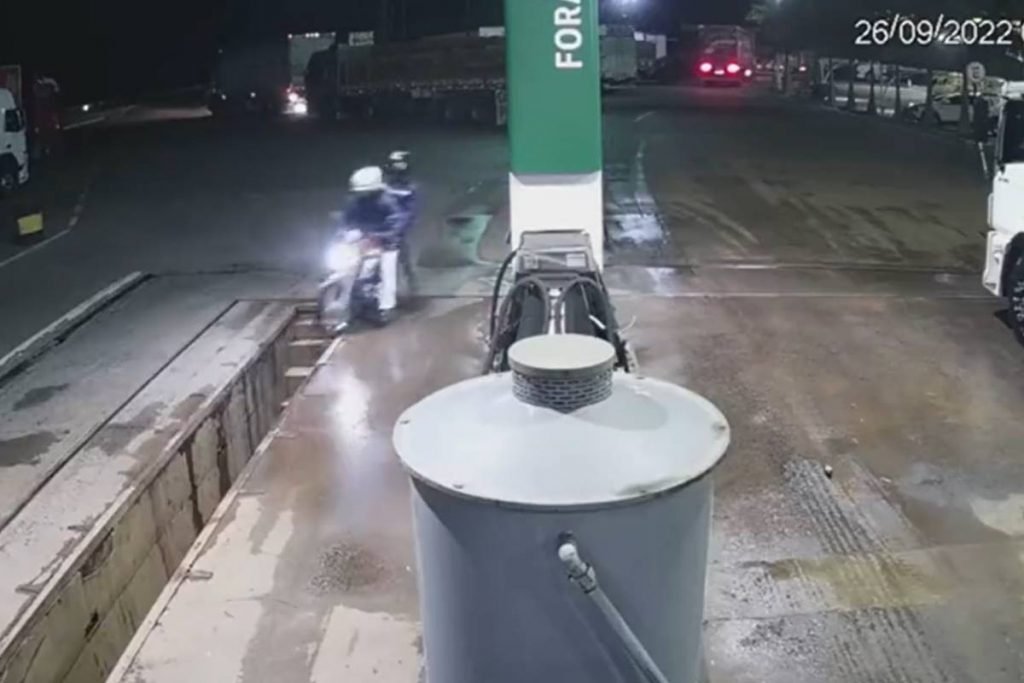 Dupla de ladrões cai em vala durante fuga de assalto em SP