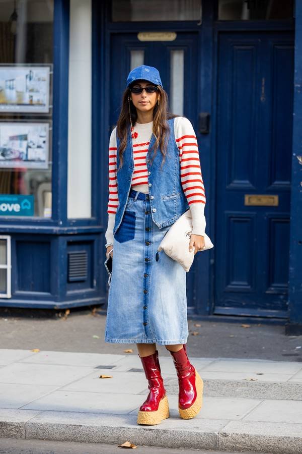 No street style, look com colete jeans de botões