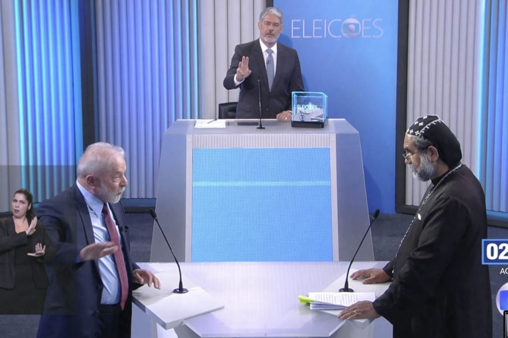 Padre Kelmon Souza e Luiz Inacio Lula da Silva durante debate presidenciaveis eleicoes 2022 TV globo candidatos