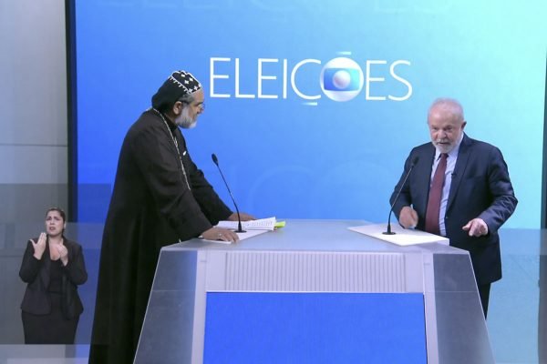 Padre Kelmon Souza e Luiz Inacio Lula da Silva durante debate presidenciaveis eleicoes 2022 TV globo candidatos