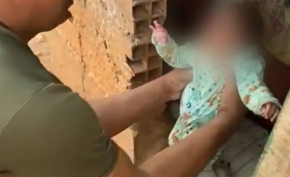 Bebê achado em Goiás em barraco improvisado