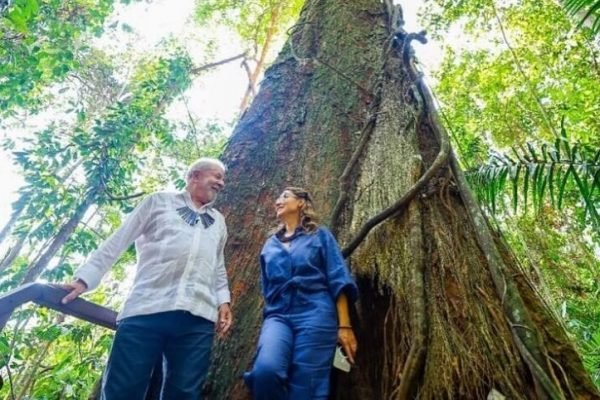 Lula não criou 'carteirinha' de transporte gratuito a esposas de