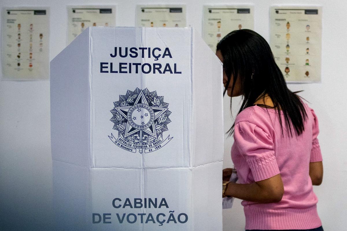 Imagem colorida de cabine de votação - urna eletronica