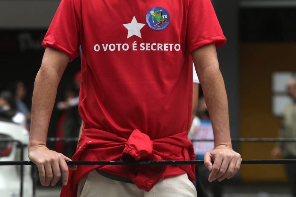 Apoiadores do ex-presidente Lula (PT) se reúnem na Avenida Paulista para caminhada com o candidato petista ao Planalto