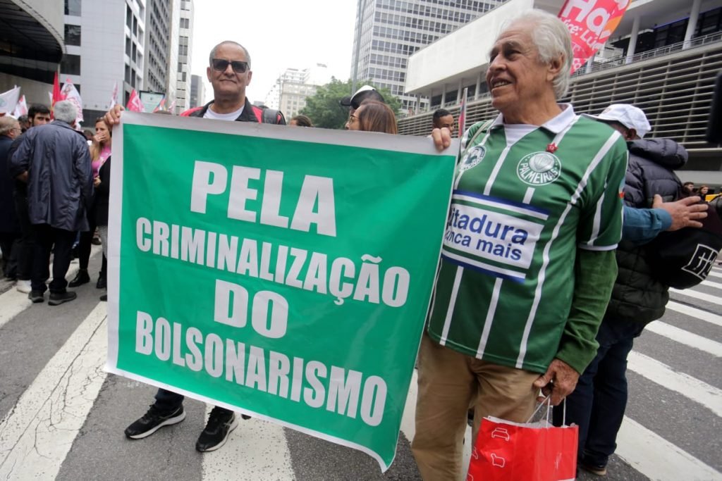 Apoiadores do ex-presidente Lula (PT) se reúnem na Avenida Paulista para caminhada com o candidato petista ao Planalto