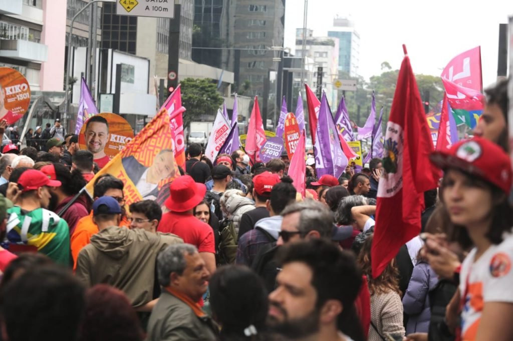Apoiadores do ex-presidente Lula (PT) se reúnem na Avenida Paulista para caminhada com o candidato petista ao Planalto