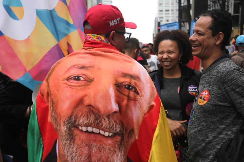 Apoiadores do ex-presidente Lula (PT) se reúnem na Avenida Paulista para caminhada com o candidato petista ao Planalto
