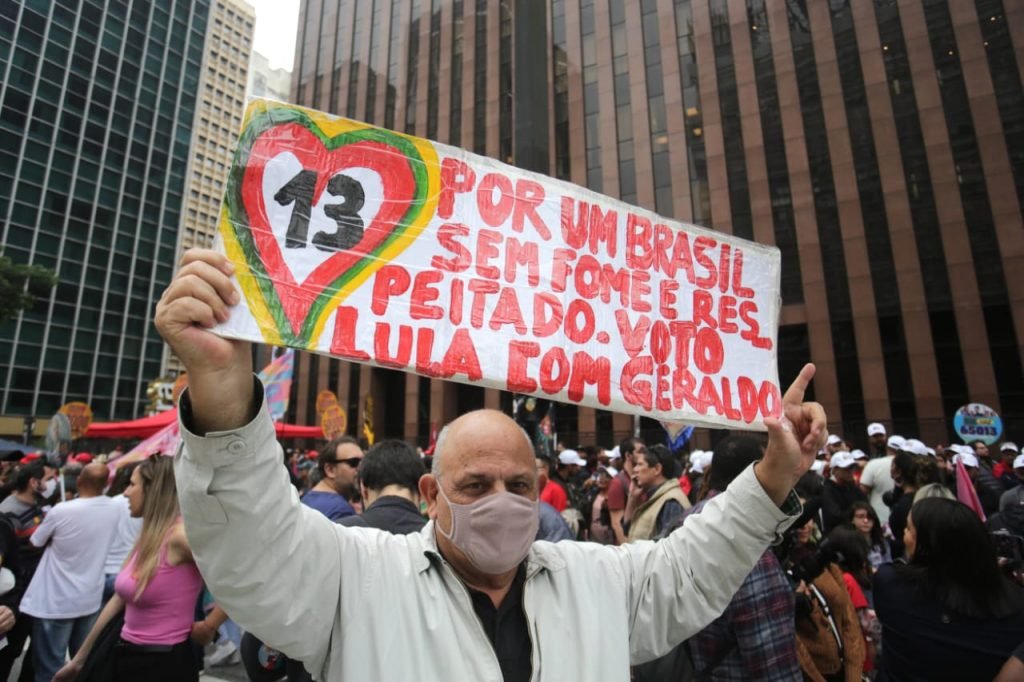 Apoiadores do ex-presidente Lula (PT) se reúnem na Avenida Paulista para caminhada com o candidato petista ao Planalto
