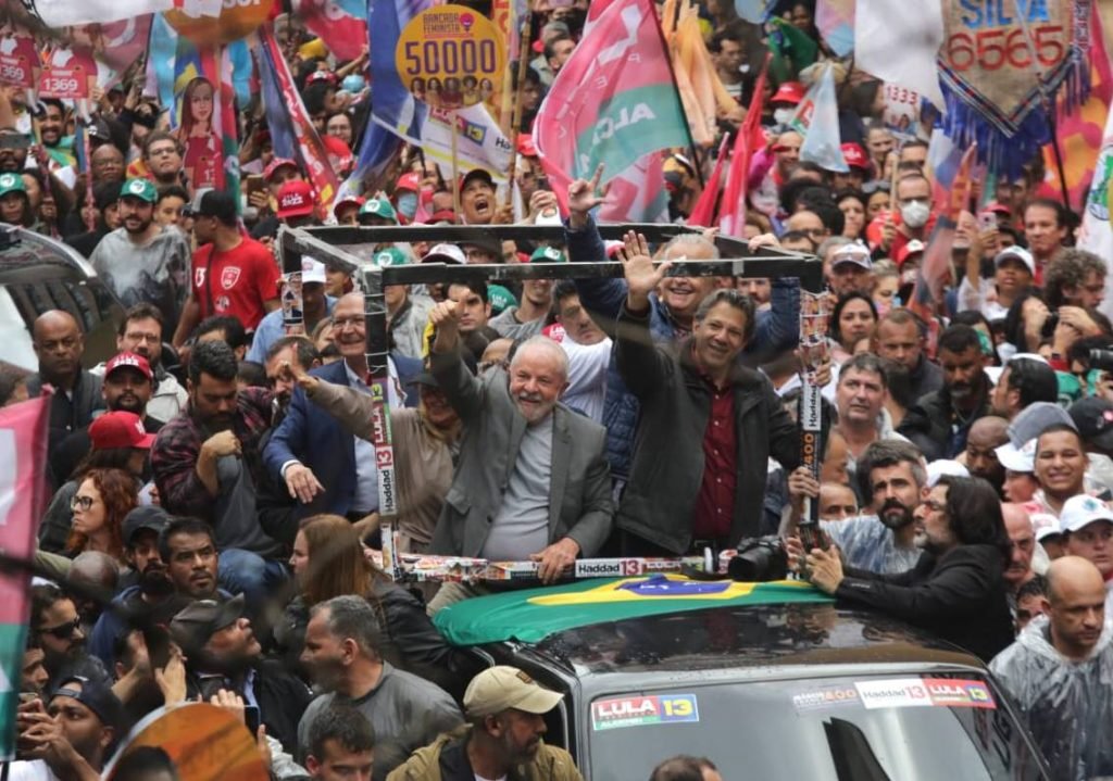 Lula participa de ato em São Paulo na véspera do primeiro turno