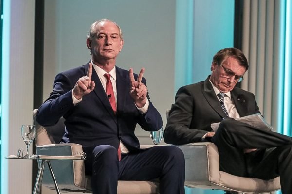 Ciro Gomes usa foto ao lado de Bolsonaro para pedir votos nas