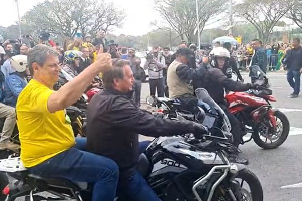 O presidente Jair Bolsonaro (PL) durante motociata em São Paulo ao lado de Tarcísio de Freitas (Republicanos)