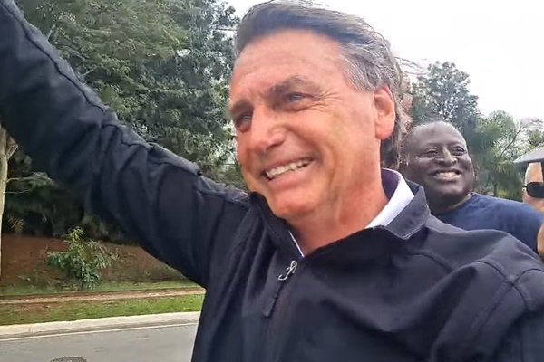 O presidente Jair Bolsonaro (PL) durante motociata em São Paulo