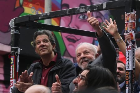 Ex-presidente Lula e Haddad em ato em São Paulo