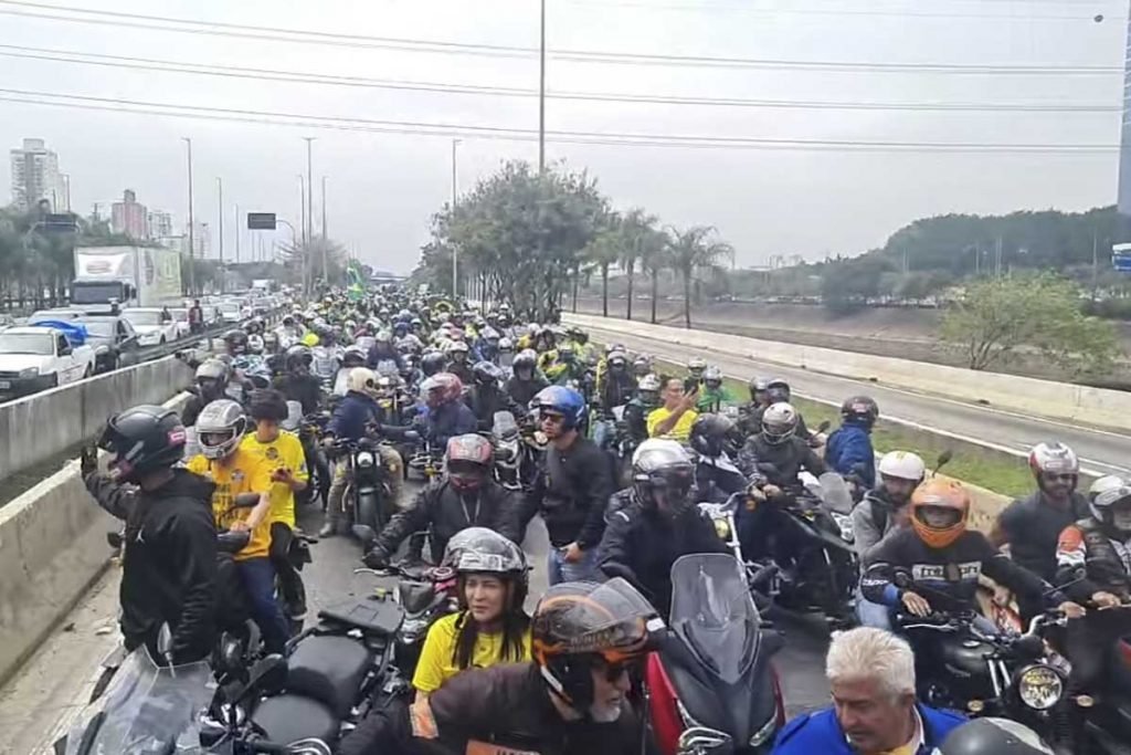 presidente Jair Bolsonaro (PL) e Tarcício de Freitas durante motociata em São Paulo