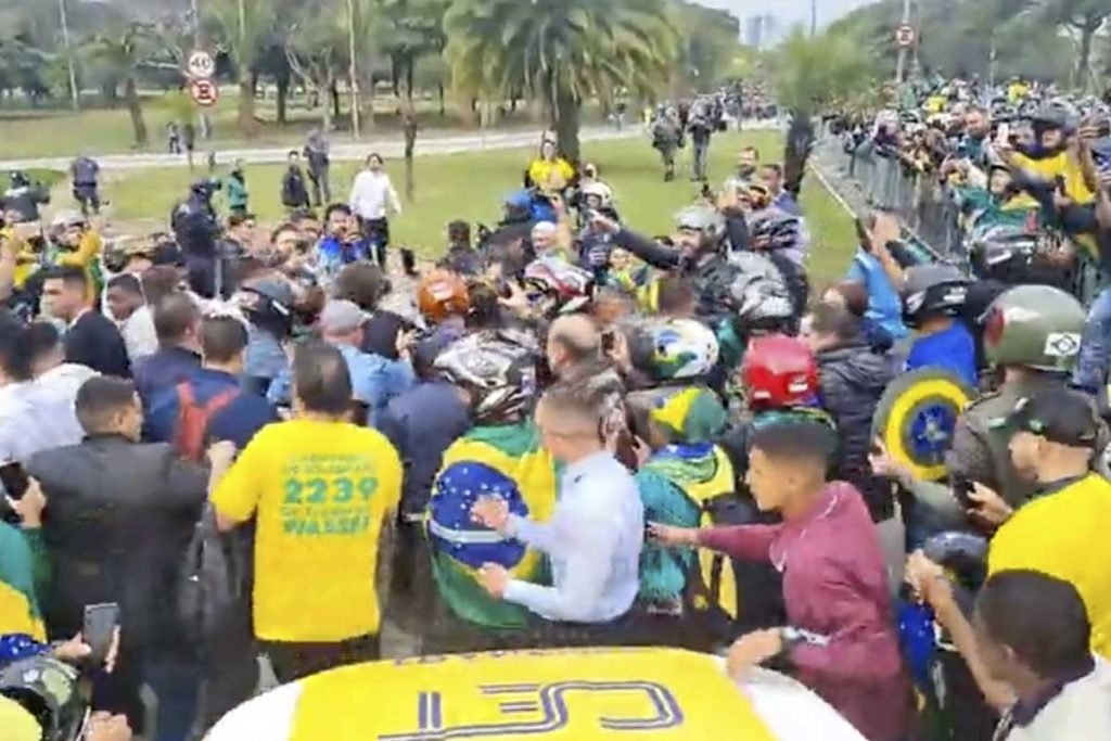 presidente Jair Bolsonaro (PL) e Tarcício de Freitas durante motociata em São Paulo