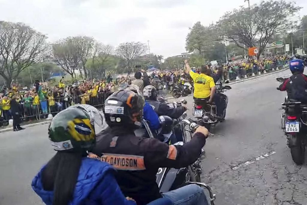 presidente Jair Bolsonaro (PL) e Tarcício de Freitas durante motociata em São Paulo