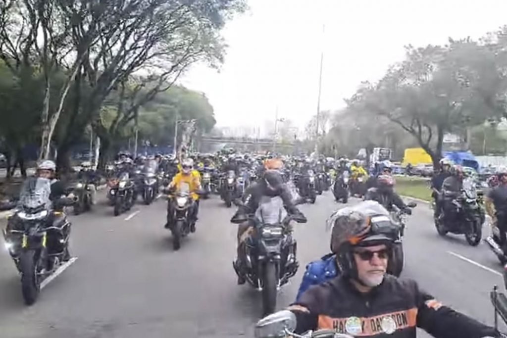presidente Jair Bolsonaro (PL) e Tarcício de Freitas durante motociata em São Paulo