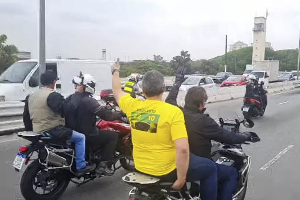 presidente Jair Bolsonaro (PL) e Tarcício de Freitas durante motociata em São Paulo