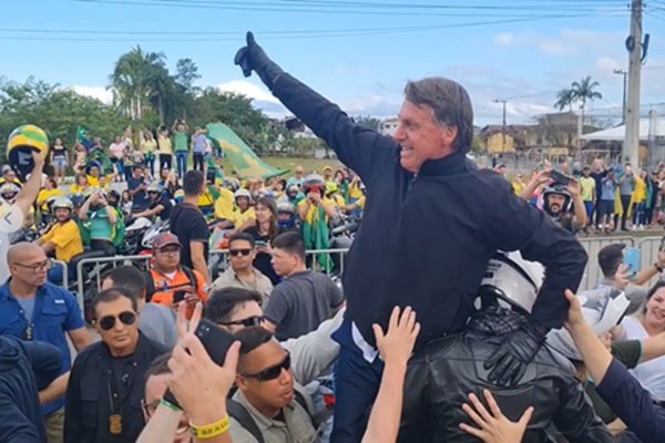 Vídeo: na véspera da eleição, Bolsonaro participa de motociata em SC