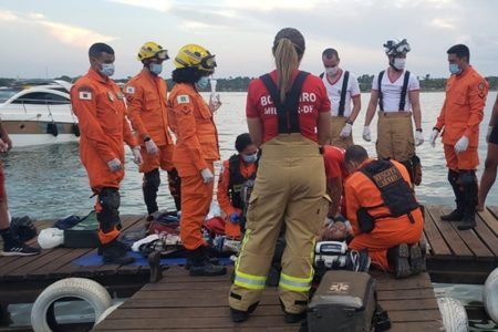 Bombeiros em deck do Lago Paranoá tentando reanimar vítima de afogamento